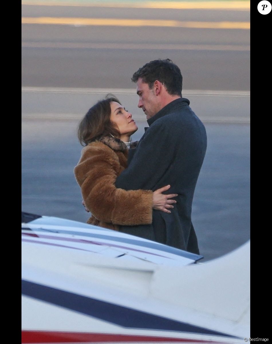 Ben Affleck et sa compagne Jennifer Lopez s'embrassent tendrement sur le tarmac de l'aéroport de Los Angeles, le 7 novembre 2021.