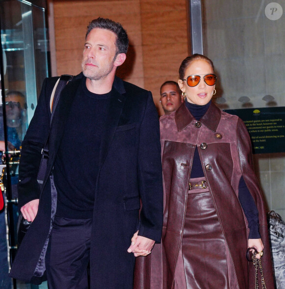 Ben Affleck et sa compagne Jennifer Lopez sortent d'un rendez-vous à New York le 10 octobre 2021. 
