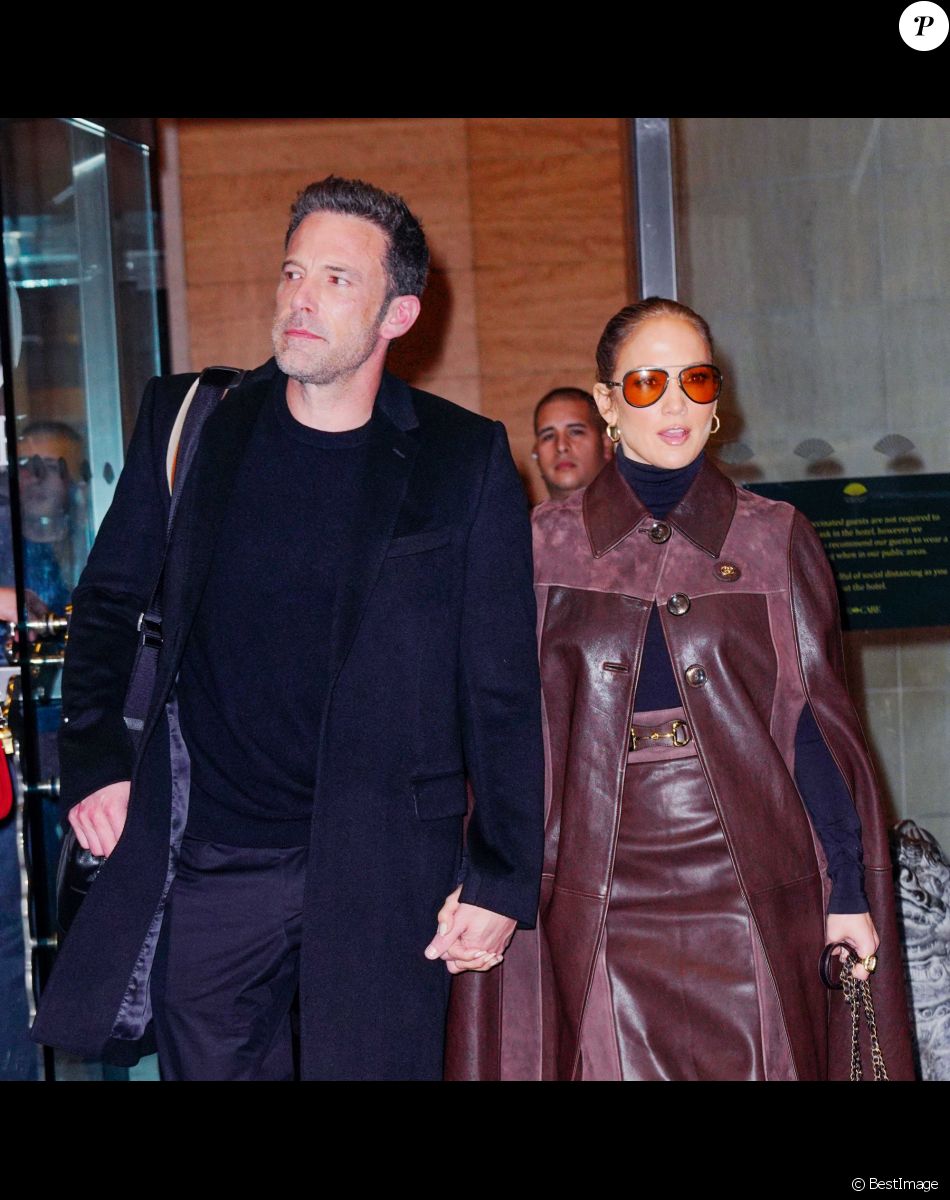 Ben Affleck et sa compagne Jennifer Lopez sortent d'un rendez-vous à New York le 10 octobre 2021.