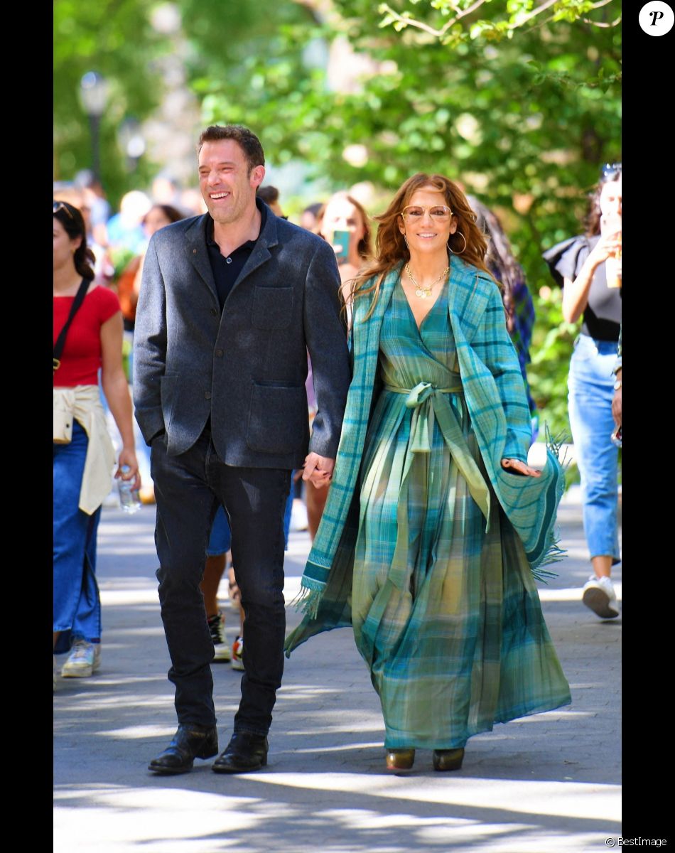Jennifer Lopez et son compagnon Ben Affleck se promènent main dans la main au Madison Park à New York.