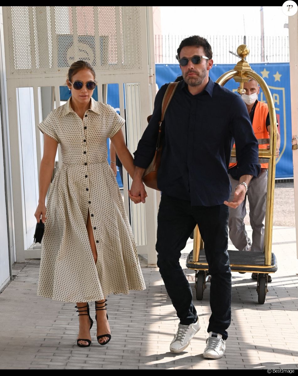 Ben Affleck et sa compagne Jennifer Lopez, aperçus main dans la main, à l'aéroport de Venise, à l'issue du festival international du film (La Mostra), le 11 septembre 2021.