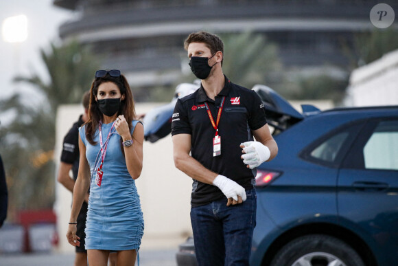 Romain Grosjean, blessé aux mains, et sa femme Marion arrivent au Grand Prix de Sakhir le 6 décembre 2020. Après son terrible accident qui lui a brûlé les mains, Romain Grosjean a révélé dans une vidéo publiée sur Twitter être contraint de mettre un terme à sa carrière en Formule 1. © Dppi / Panoramic / Bestimage