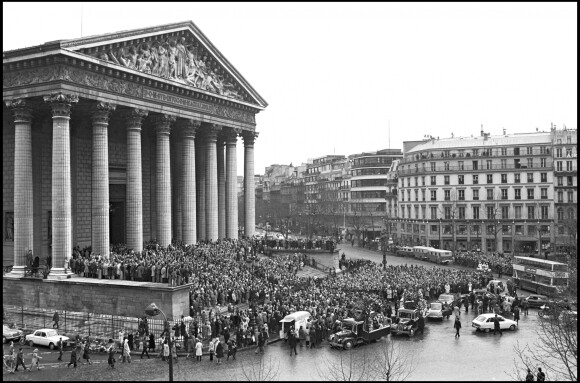 La foule se recueillant lors des obsèques de Joséphine Baker en l'église de la Madeleine à Paris en 1975