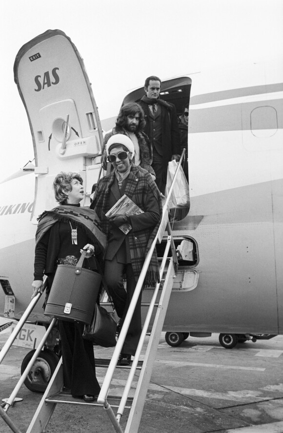 En France, à Paris, la chanteuse Joséphine Baker, arrivant à l'aéroport d'Orly, en compagnie de Mick Micheyl le 27 novembre 1972