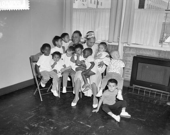 Joséphine Baker avec ses 10 enfants en 1959