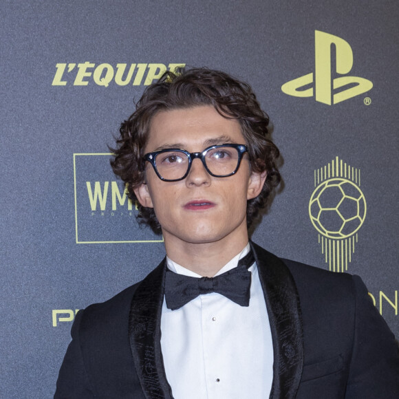 Tom Holland - Photocall de la cérémonie du Ballon d'Or 2021 au Théâtre du Châtelet le 29 novembre 2021. © Cyril Moreau/Bestimage 