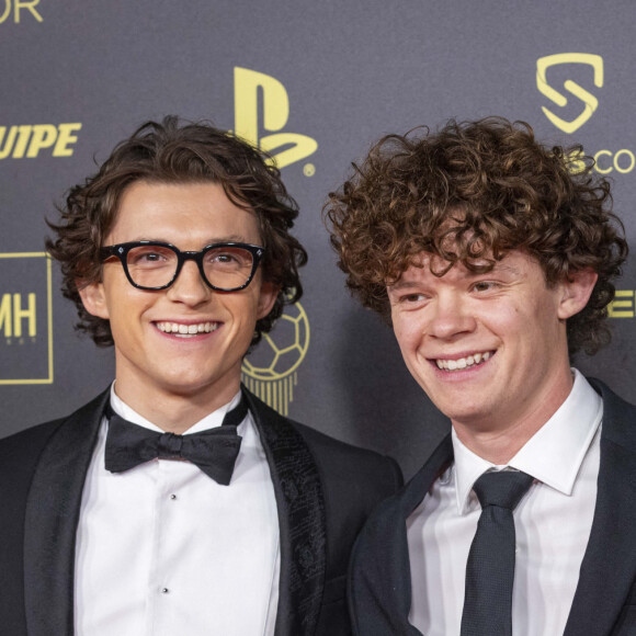 Tom Holland et ses frères Sam Holland et Harry Holland - Photocall de la cérémonie du Ballon d'Or 2021 au Théâtre du Châtelet le 29 novembre 2021. © Cyril Moreau/Bestimage