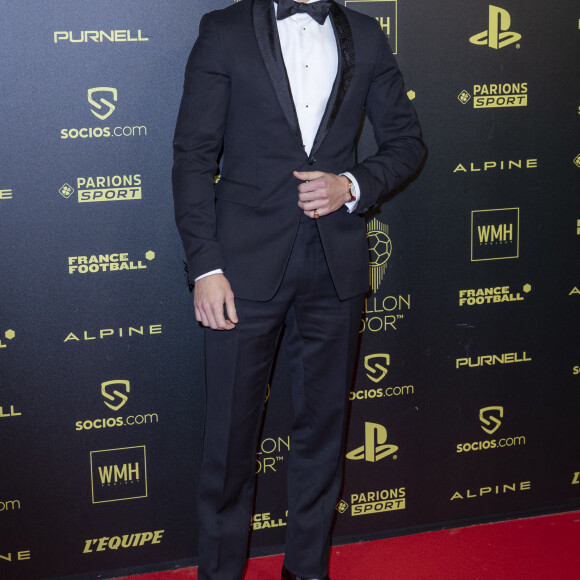 Tom Holland - Photocall de la cérémonie du Ballon d'Or 2021 au Théâtre du Châtelet le 29 novembre 2021. © Cyril Moreau/Bestimage