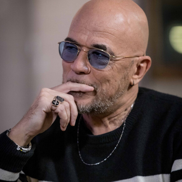 Exclusif - Pascal Obispo lors de l'enregistrement de sa surprise pour l'émission "La Lettre", à La Cantine Sauvage à La Plaine-Saint-Denis à Paris, présentée par S.Davant et diffusée le 29 mai 2021 sur France 2. Le 5 décembre 2020 © Cyril Moreau / Bestimage