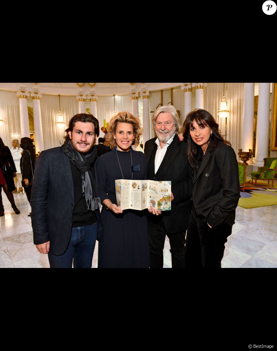 Exclusif - Jean Baptiste Benoin, Laura Tenoudji Estrosi, Daniel Benoin, le directeur du théâtre Anthéa à Antibes, et sa femme Nathalie, créateurs du Festival Cineroman à Nice, lors de l'inauguration de la boutique de l'Hôtel Negresco "Jeanne" à Nice, le 29 novembre 2021. © Bruno Bebert/Bestimage