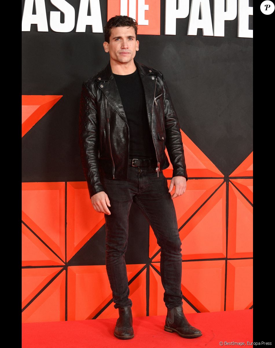 Jaime Lorente à la première de la série "La Casa De Papel - Saison Finale" à Madrid, le 30 novembre 2021.