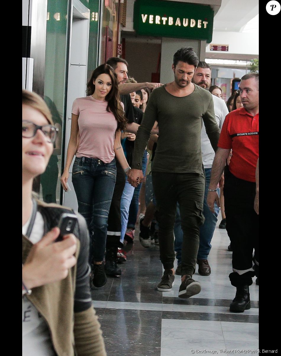 Exclusif - Nabilla Benattia dédicace son livre "Trop Vite" avec son compagnon Thomas Vergara au centre commercial "Merignac Soleil" à Bordeaux, le 26 juin 2016. © Thibaut Moritz-Patrick Bernard/Bestimage