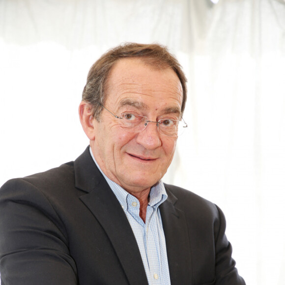 Exclusif - Jean-Pierre Pernaut reçoit le Prix Saint-Roch (Saint Patron des antiquaires) lors de la 96ème édition de la foire de Chatou (la plus célèbre et ancienne foire à la brocante de France) en France, le 14 mars 2018. © Denis Guignebourg/Bestimage