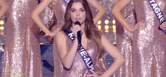 Miss Rhône-Alpes 2021 : Charlotte Faure, 20 ans, 1,73 m, en deuxième année de BTS communication à Grenoble. Élection Miss France 2022 sur TF1, le 11 décembre 2021.