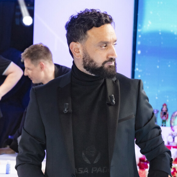 Exclusif - Cyril Hanouna sur le plateau de l'émission TPMP (Touche pas à mon poste ) diffusée en direct sur C8 le 29 novembre 2021. © Jack Tribeca / Bestimage