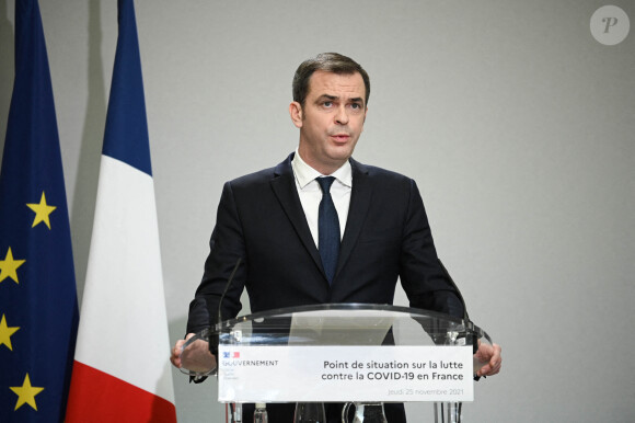 Olivier Véran, ministre des Solidarités avec la Santé, Jean-Michel Blanquer ministre de l'Éducation nationale, de la Jeunesse et des Sports et le professeur Jérôme Salomon directeur général de la santé lors d'une conférence de presse sur les mesures prises par le gouvernement pour contrer la 5ème vague de Covid-19 à Paris