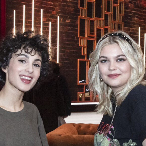 Barbara Pravi (Piévic) et Louane (Louane Emera) - Rendez-Vous lors d'une pause pendant l'emission On Est En Direct (OEED) , présentée par Laurent Ruquier et diffusée en direct le 30 janvier 2021 sur France 2 - Paris le 30/01/2021 - © Jack Tribeca / Bestimage 
