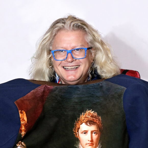 Pierre-Jean Chalençon avec une veste dont le portrait de l'empereur Napoléon orne le dos. © Cédric Perrin / Bestimage