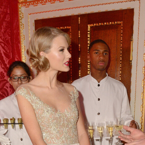 Taylor Swift, le prince William - Diner de gala "Centrepoint Winter Whites" a Londres le 26 novembre 2013.