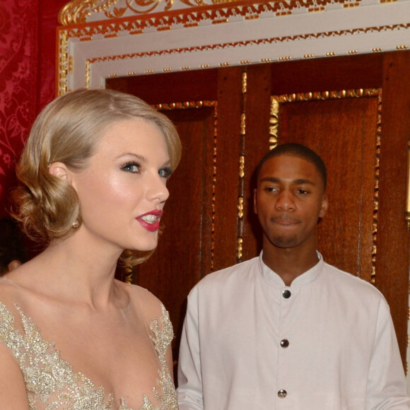 Taylor Swift, le prince William - Diner de gala "Centrepoint Winter Whites" a Londres le 26 novembre 2013.