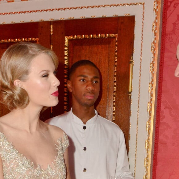 Taylor Swift, le prince William - Diner de gala "Centrepoint Winter Whites" a Londres le 26 novembre 2013.