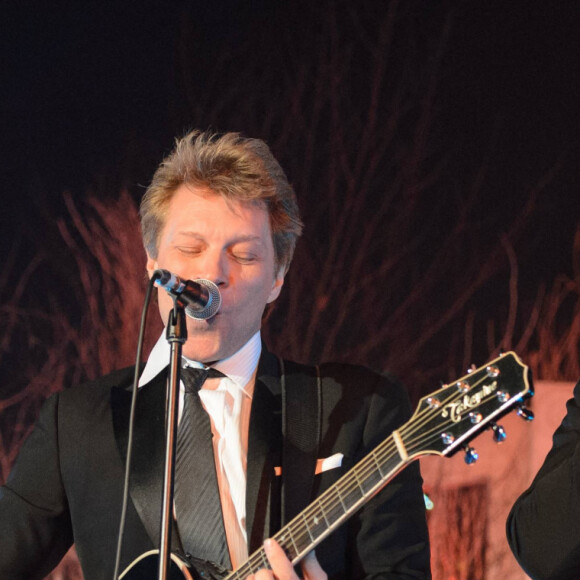 Taylor Swift, Jon Bon Jovi, le prince William - Diner de gala "Centrepoint Winter Whites" a Londres le 26 novembre 2013.