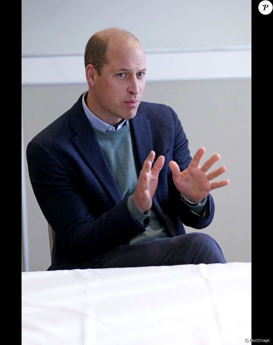 Le prince William, duc de Cambridge, rencontre des réfugiés afghans dans un hôtel de Leeds, le 30 novembre 2021.