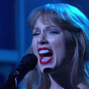 Taylor Swift présente sa chanson "All Too well" en version 10 minutes lors du SNL à New York le 13 novembre 2021