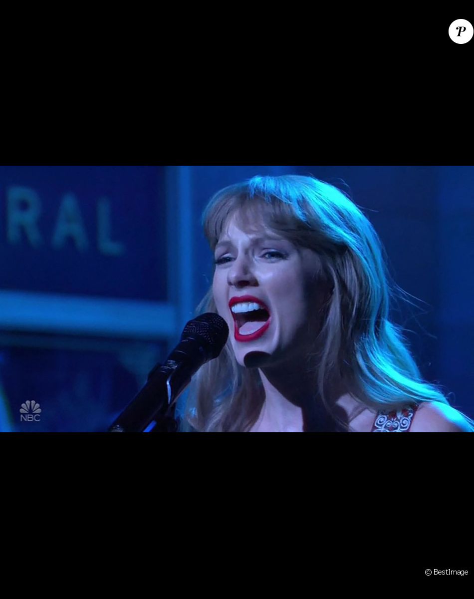 Taylor Swift présente sa chanson "All Too well" en version 10 minutes lors du SNL à New York le 13 novembre 2021