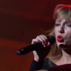 Taylor Swift présente sa chanson "All Too well" en version 10 minutes lors du SNL à New York le 13 novembre 2021