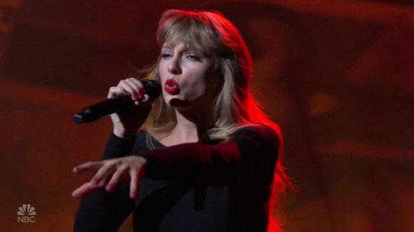 Taylor Swift présente sa chanson "All Too well" en version 10 minutes lors du SNL à New York le 13 novembre 2021