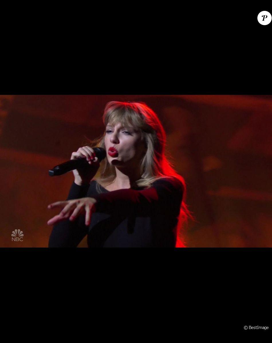 Taylor Swift présente sa chanson "All Too well" en version 10 minutes lors du SNL à New York le 13 novembre 2021