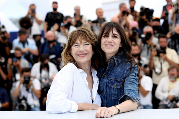 Jane Birkin (habillée en Celine), Charlotte Gainsbourg au photocall du film Jane par Charlotte (Cannes première) lors du 74ème festival international du film de Cannes le 8 juillet 2021 © Borde / Jacovides / Moreau / Bestimage 