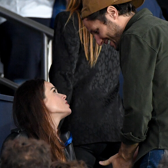 Vianney et sa compagne Catherine Robert (enceinte) - People en tribunes du match de football en ligue 1 Uber Eats : Le PSG (Paris Saint-Germain) remporte la victoire 2-1 contre Lyon au Parc des Princes à Paris le 19 septembre 2021. Lionel Urman/Panoramic/Bestimage