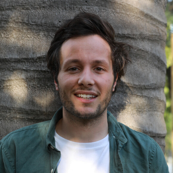 Exclusif - Vianney interviewé par des jeunes lecteurs de "Var Matin" avant son concert au Festival du Château à Solliès-Pont, le 19 juillet 2021. © Laurent Martinat / Nice Matin / Bestimage
