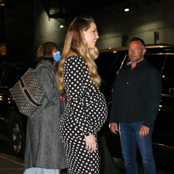 Jennifer Lawrence en petite robe à pois au "Late Show With Stephen Colbert" à New York le 6 décembre 2021. Photo by Felipe Ramales/Splash NewsABACAPRESS.COM