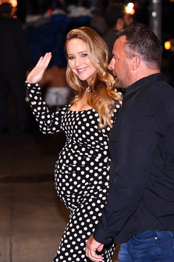Jennifer Lawrence enceinte : elle dévoile son baby bump dans une robe  somptueuse… Sa grossesse est bien avancée