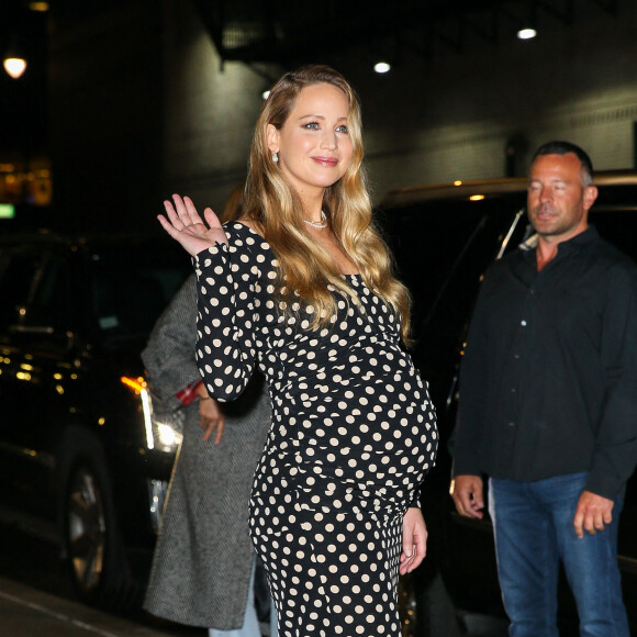 Jennifer Lawrence en petite robe à pois au "Late Show With Stephen Colbert" à New York. Photo by Felipe Ramales/Splash NewsABACAPRESS.COM