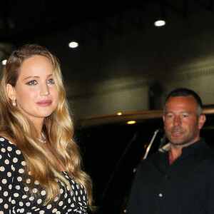 Jennifer Lawrence en petite robe à pois au "Late Show With Stephen Colbert" à New York le 6 décembre 2021. Photo by Felipe Ramales/Splash NewsABACAPRESS.COM