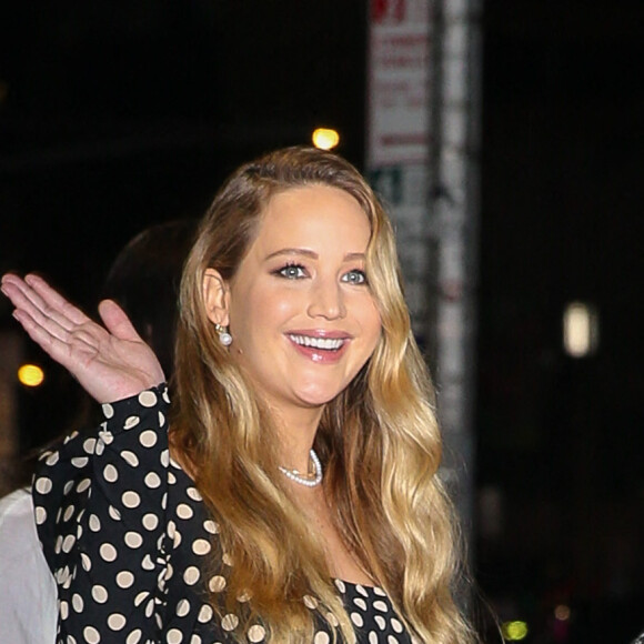 Jennifer Lawrence en petite robe à pois au "Late Show With Stephen Colbert" à New York le 6 décembre 2021. Photo by Felipe Ramales/Splash NewsABACAPRESS.COM