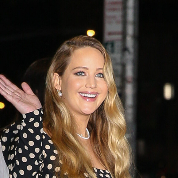 Jennifer Lawrence en petite robe à pois au "Late Show With Stephen Colbert" à New York le 6 décembre 2021. Photo by Felipe Ramales/Splash NewsABACAPRESS.COM