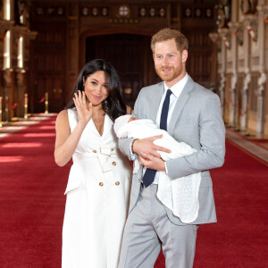 Le prince Harry et Meghan Markle, duc et duchesse de Sussex, présentent leur fils Archie Harrison Mountbatten-Windsor dans le hall St George au château de Windsor le 8 mai 2019.