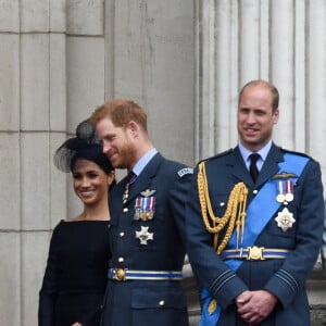 La reine Elisabeth II d'Angleterre, Meghan Markle, duchesse de Sussex (habillée en Dior Haute Couture par Maria Grazia Chiuri), le prince Harry, duc de Sussex, le prince William, duc de Cambridge, Kate Catherine Middleton, duchesse de Cambridge - La famille royale d'Angleterre lors de la parade aérienne de la RAF pour le centième anniversaire au palais de Buckingham à Londres. Le 10 juillet 2018