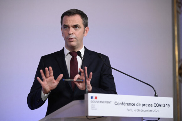 Olivier Véran, ministre des solidarités et de la santé lors d'une conférence de presse sur les nouvelles mesures de lutte contre la cinquième vague de l'épidémie de Covid-19 en France le 6 décembre 2021.