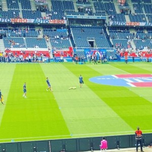 Abbie et Peter, les enfants de Faustine Bollaert, à un match du PSG, le 11 septembre 2021