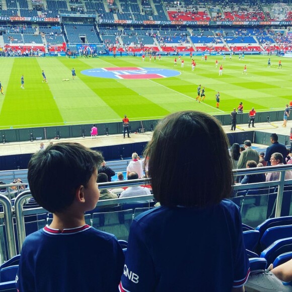 Abbie et Peter, les enfants de Faustine Bollaert, à un match du PSG, le 11 septembre 2021
