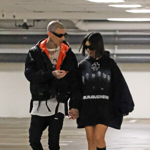 Exclusif - Kourtney Kardashian et son fiancé Travis Barker se promènent dans un parking à Beverly Hills le 1er décembre 2021. 