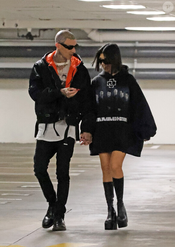 Exclusif - Kourtney Kardashian et son fiancé Travis Barker se promènent dans un parking à Beverly Hills le 1er décembre 2021. 