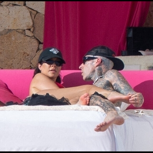 Exclusif - - Kourtney Kardashian et son fiancé Travis Barker sont en famille à Cabo San Lucas pour le 46 ème anniversaire du musicien, le 16 novembre 2021.