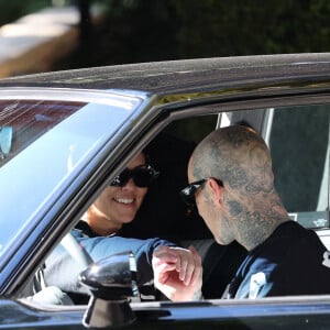 Kourtney Kardashian et son fiancé Travis Barker en voiture à la sortie du "Bel Air Hotel" à Beverly Hills. Los Angeles, le 14 novembre 2021. 